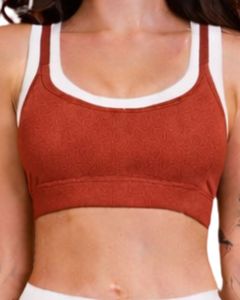 Conjunto Deportivo Personalizado para Mujer, Color Marrón Óxido y Blanco en Contraste, Bra Deportivo y Pantalones Acampanados, Cintura Alta, Elástico, para Yoga, Fitness, Gimnasio, Venta al Por Mayor OEM - Product Image 3