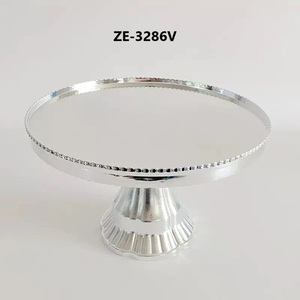 Support à gâteau en métal fait main, polyvalent, pour servir des desserts, plateau rond élégant en acier inoxydable pour collections de pâtisserie - Product Image 1