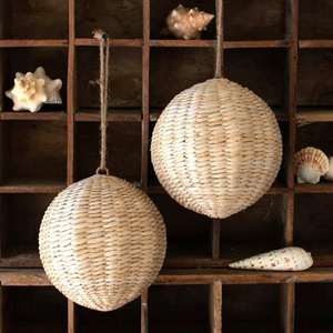 Boule de décoration de Noël en jonc de mer écologique vietnamien, design naturel et durable pour les célébrations de fin d'année - Product Image 3