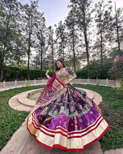 Spécial Festival de Navratri : Lehenga Choli en coton mousseline imprimé et orné de vrais miroirs, avec dupatta à bordure en dentelle faite main - Product Image 2