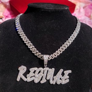 Colgante de Letra Unisex de Plata de Ley 925 con Moissanita Redonda de Corte Brillante, Estilo Hip Hop Iced Out, para Uso Diario - Product Image 1