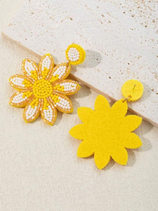 Boucles d'oreilles pendantes faites à la main en forme de marguerite perlée, blanc et vert - Accessoires de mode pour le printemps et l'été, broderie et travaux d'aiguille - Product Image 5