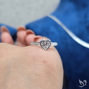 Anillo de diamante cultivado en laboratorio con corte en forma de corazón, inspirado en el amor, con engaste de bisel de 1.0 quilates y banda de canal en oro blanco de 10k. - Product Image 4