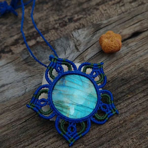 Collier en macramé fait main en labradorite, fil bleu, pendentif bohème, cordon réglable, bijoux en pierres naturelles, cadeau - Product Image 1