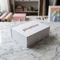 Boîte personnalisée en carton rigide blanc, style livre, avec ruban de fermeture, logo doré, pour emballage de bijoux, vêtements, mariage