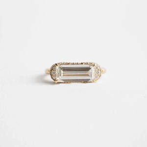 Anillo de compromiso y boda de moissanita estilo baguette inspirado en lo vintage, con pavé puntiagudo, halo oculto y chapado en oro sobre plata de ley 925 - Product Image 1