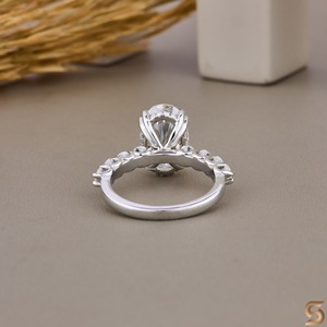Anillo de Compromiso de Moissanita con Corte Ovalado, Anillo Solitario con Halo Oculto, Anillo de Boda Clásico de Moissanita, Regalo de Aniversario - Product Image 4
