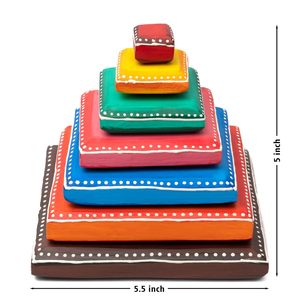 Pyramide décorative en résine colorée, style art populaire, avec présentoir pour balles de tennis - Product Image 2