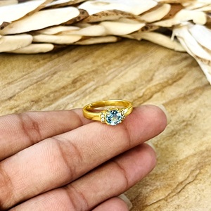 Anillos de Topacio Azul de Diseño Único, Banda Minimalista de Latón para Mujer, Chapado en Oro de 18k, Estilo Geométrico Delicado, para Venta al por Mayor/OEM/ODM - Product Image 5