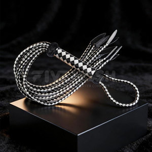 Flogger en cuir de style classique, bandes en cuir souples, poignée durable pour un contrôle facile, Flogger en cuir pour usage quotidien - Product Image 2