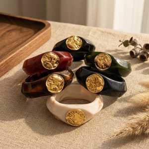 กำไลข้อมืออะคริลิคเรซิ่นวินเทจ ดีไซน์เหรียญทอง รูปทรงไม่สมมาตร กำไลหนา แฟชั่นจิวเวลรี่ในอินเดีย โดย Universal Overseas - Product Image 5