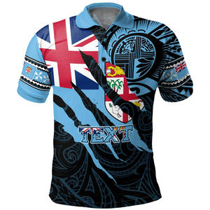 เสื้อโปโลแขนสั้นลายธงชาติฟิจิสำหรับผู้ชาย ทรงปกติ ระบายอากาศได้ดี ผลิตจากโพลีเอสเตอร์ 100% เหมาะสำหรับใส่ลำลอง - Product Image 1