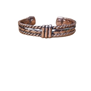 กำไลข้อมือทองแดงแท้แบบวงกว้าง สำหรับบำบัดด้วยแม่เหล็ก ดีไซน์ถักขอบ บรรเทาอาการปวดข้ออักเสบ สำหรับทุกเพศ ดูแลสุขภาพข้อต่อ - Product Image 1