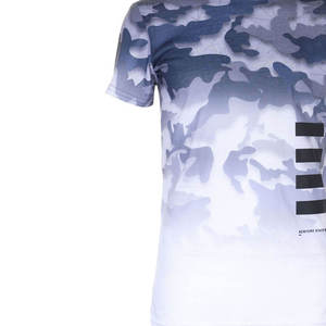 Camiseta de manga corta con cuello redondo y estampado de camuflaje azul para hombre, corte regular, estilo deportivo. - Product Image 2