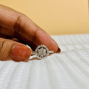Anillo de Compromiso de Lujo para Mujer en Oro Amarillo de 14K con Diamante Natural de Corte Brillante y Diamantes Laterales Rellenos Color Blanco H Certificado - Product Image 1