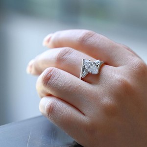 Anillo de banda cruzada de moissanita con corte marquesa de 1 quilate, plata 925 con baño de rodio, regalo especial para tu pareja - Product Image 4