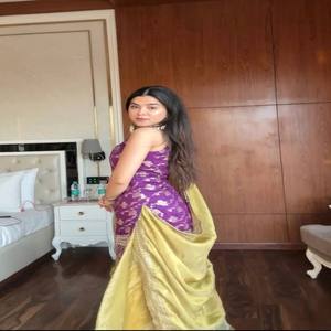 Conjunto de Kurta y Palazzo VASTRA COTTAGE con Jacquard y Lentejuelas, Dupatta de Seda Texturizada, Completamente Cosido, Ropa Étnica Festiva - Product Image 4