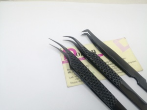 Pinzas de plasma negras con logotipo personalizado para extensión de pestañas, pinzas de volumen ruso con agarre de diamante, pinzas de pestañas de acero inoxidable. - Product Image 2