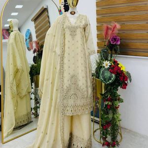 Ensemble Sharara élégant en soie chinon lourde avec broderie et sequins, accompagné d'un dupatta, idéal pour les cérémonies de mariage - Product Image 2