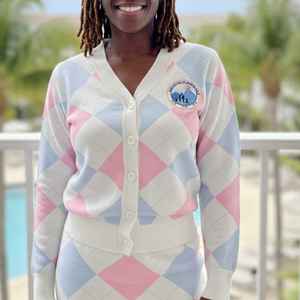 Ensemble tricoté Argyle 2 pièces pour femmes Jack and Jill : Cardigan boutonné col en V et jupe crayon assortie, personnalisable avec logo, vente en gros - Product Image 5