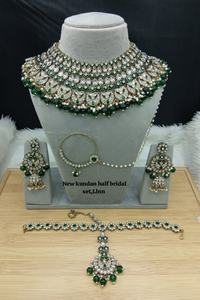 Conjunto de Collar Gargantilla de Lujo Vintage de Cobre con Baño de Rodio y Circones, Pendientes y Maang Tikka, Étnico Indio para Novia, Compromiso y Boda - Product Image 2