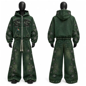 Conjunto de chándal de dos piezas para hombre, de algodón estampado OEM, con sudadera con capucha de dobladillo sin rematar y pantalón de patchwork, de peso pesado, con efecto apilado y corte acampanado - Product Image 1
