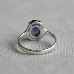 Bague de fiançailles artisanale en argent sterling 925 avec améthyste taille ovale, bijou minimaliste pierre de naissance de février pour mariage et soirée - Product Image 3