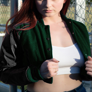 Chaqueta Corta Estilo Universitaria para Mujer, Color Verde Oscuro y Negro, Estilo Bomber, Mangas de Cuero Sintético, Ropa Exterior Informal, Moda Femenina - Product Image 1