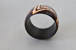 Colección Exclusiva de Brazaletes de Resina, Diseño Exclusivo, Acabado Liso, Precio de Fábrica al por Mayor - Product Image 3