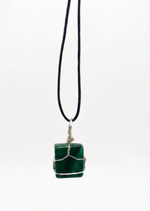 Collier pendentif rectangulaire en jade vert naturel, fait main, enroulé de fil, bijou en cristal de guérison avec cordon noir, vente en gros - Product Image 2