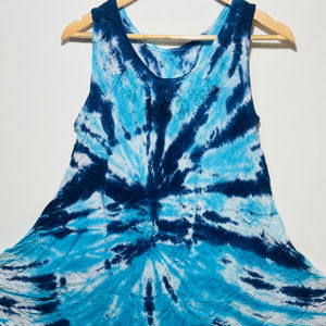 Túnica sin mangas estilo bohemio para mujer, en azul oscuro y azul cielo, con efecto tie-dye y cuello redondo. |   Vestido Casual Holgado de Verano de Alta Calidad con Corte Evase - Product Image 1