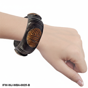 Bracelet manchette ethnique en bois sculpté à la main, style antique, avec motif coquillage rustique gravé, bijou tribal artisanal et distinctif - Product Image 3