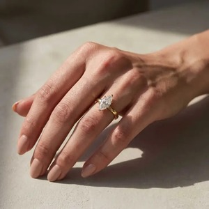 Anillo de Compromiso Clásico Chapado en Oro con Moissanita de 3.0Ct Corte Marquesa Blanca para Mujer, Estilo India. - Product Image 2