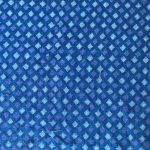 Tela de algodón estampada a mano con motivos indigo – Patrón geométrico de diamantes en azul y lila |   Venta al por Mayor de Textiles Indios - Product Image 2