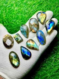พลอยลาบราดอไรต์ทรงหลังเบี้ยแบบธรรมชาติ หลายสี หลายประกาย  หินขัดเงาสำหรับทำเครื่องประดับ - Product Image 1