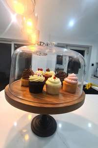 ชั้นวางเค้กไม้สำหรับร้านเบเกอรี่ พร้อมโดมแก้วใสสำหรับปกป้องคัพเค้กและโชว์บนเคาน์เตอร์ - Product Image 2