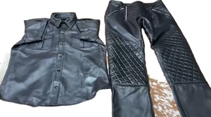 Ensemble uniforme pour homme en cuir véritable noir avec panneaux matelassés, pantalon, chemise et cravate en cuir de mouton souple - Product Image 2