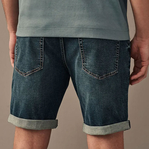 Shorts en jean pour hommes avec logo personnalisé, patchs streetwear, design embossé personnalisé, shorts imprimés avec chaîne - Product Image 4