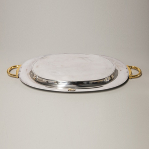Plateau ovale en métal argenté avec bordure dorée polie et poignées en forme de mors de cheval, ajoute une touche de luxe pour le service - Product Image 4