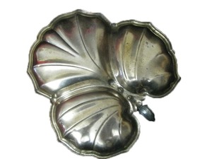 Assiette minimaliste en acier inoxydable argenté en forme de feuille, idéale pour servir des fruits coupés avec style, pour embellir la table à manger, en provenance d'Inde. - Product Image 3