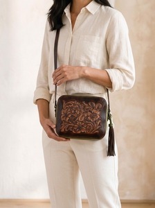 Sac à bandoulière mini pour femme en cuir véritable fait main, orné de motifs floraux gravés, avec protection RFID antivol - Product Image 4