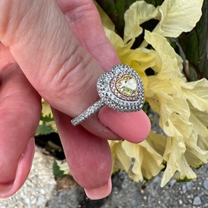 Anillo de Diseño Moderno con Corte de Corazón y Halo de Diamantes Amarillos Cultivados en Laboratorio en Oro Blanco de 14K para Mujer, Certificado VVS+ - Product Image 3