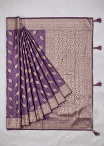 Sari en satin de soie très demandé pour les occasions spéciales, au toucher luxueux et à l'apparence élégante pour femmes, disponible à la vente - Product Image 4