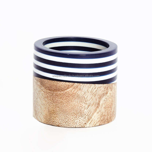 Anneau de serviette en résine de bois rayé rouge et blanc |   Support moderne en matériaux mixtes pour la mise en scène contemporaine de table à manger - Product Image 2