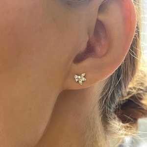 Boucles d'oreilles élégantes et délicates en or massif 14k 18k avec diamants de laboratoire taille ronde pavé, motif colibri, fermoir poussoir, vente en gros - Product Image 6