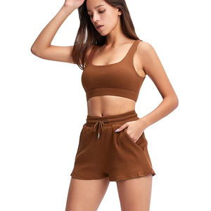 Ensemble décontracté deux pièces brodé sur mesure pour femme : veste courte et short, avec logo et design personnalisés de haute qualité - Product Image 3