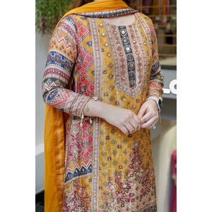 Conjunto de ropa de fiesta hermosa para mujer de diseñador Top-Bottom y Dupatta - Product Image 2