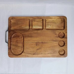 Tabla de cortar de madera hecha a mano con borde de incrustaciones florales en esmalte, un encantador equilibrio entre la simplicidad rústica y la artesanía. - Product Image 1