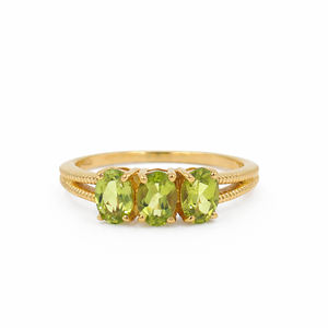 Anillo de Plata de Ley 925 con Tres Peridotos Ovalados y Banda en Forma de V, Chapado en Oro de 1 Micrón y Rodio - Product Image 4