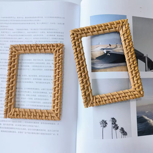 Cadre photo en rotin d'inspiration antique avec des sculptures florales, parfait pour créer une présentation photo élégante et nostalgique - Product Image 3